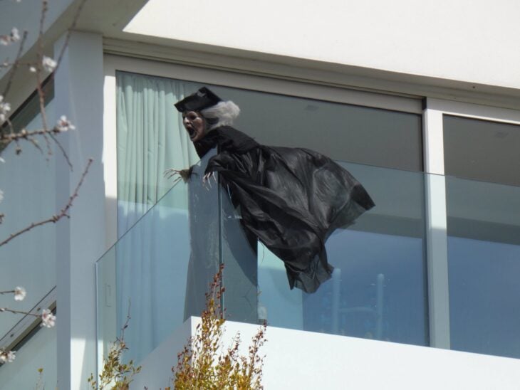 Figura de una bruja en el balcón de la casa de Shakira 