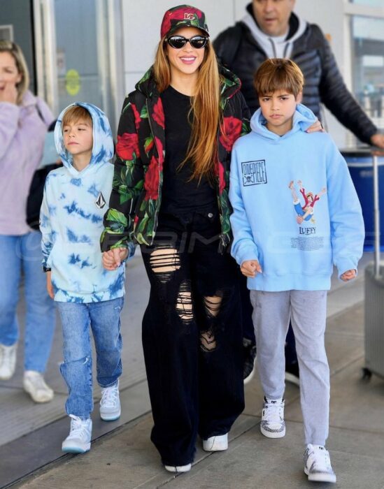 Shakira acompañada de sus hijos Sasha y Milán en el aeropuerto de Nueva York 