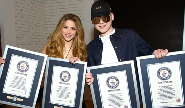 Shakira y Bizarrap sosteniendo sus certificados de Récords Guinness 