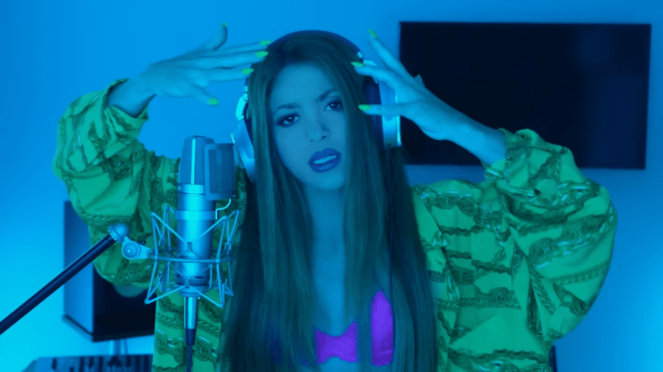 Shakira frente a un micrófono cantando el tema BZRP Music Sessions #53