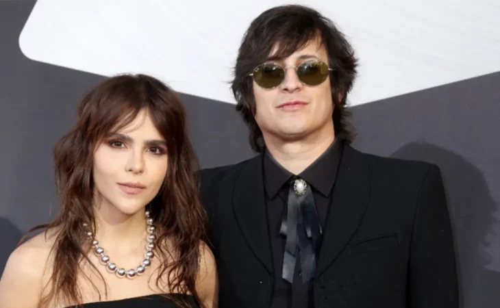 Yuya y Siddhartha en la alfombra roja de los Grammys ambos van vestidos de negro 