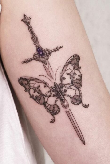 espada con diseño de mariposa 
