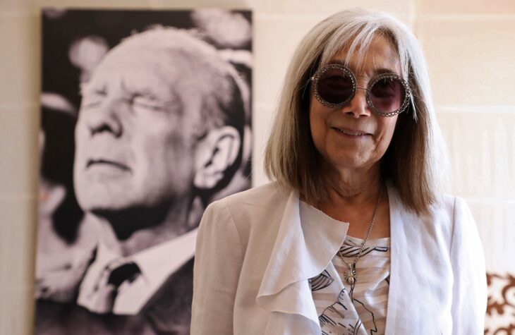 María Kodama delante de cuadro con la imagen de Jorge Luis Borges