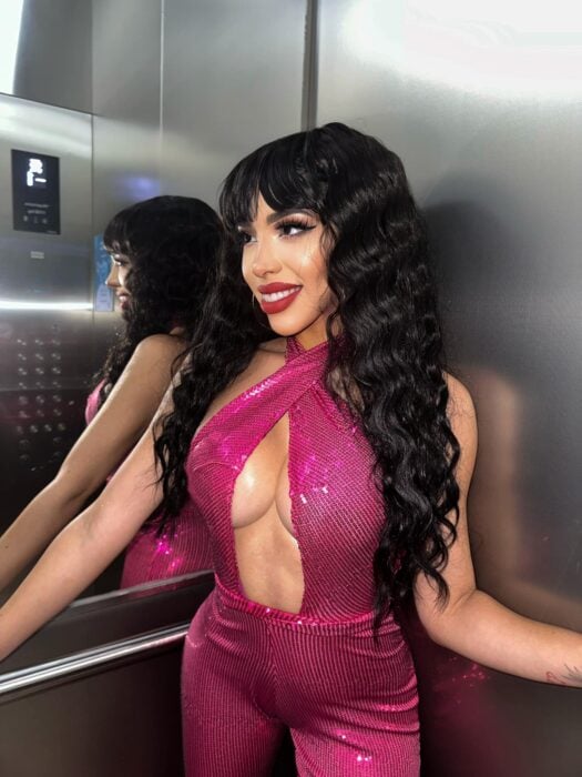 Yeri Mua vestida de Selena Quintanilla dentro de un elevador 