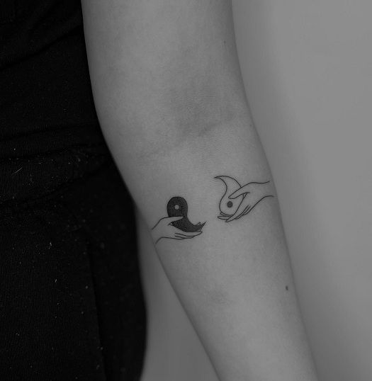 tatuaje yin yang con manos