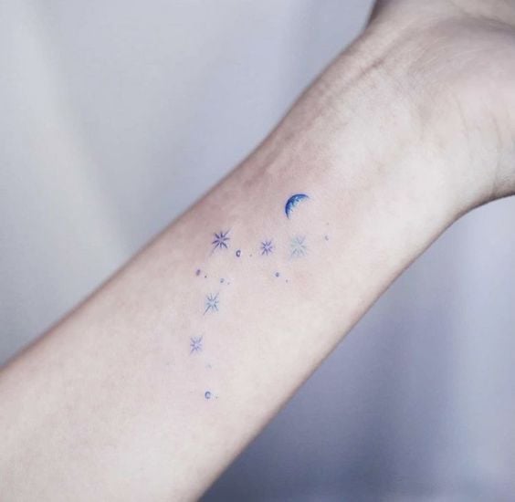tatuajes girly de luna y estrellas