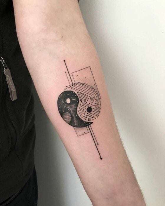 tatuaje minimalista yin yang