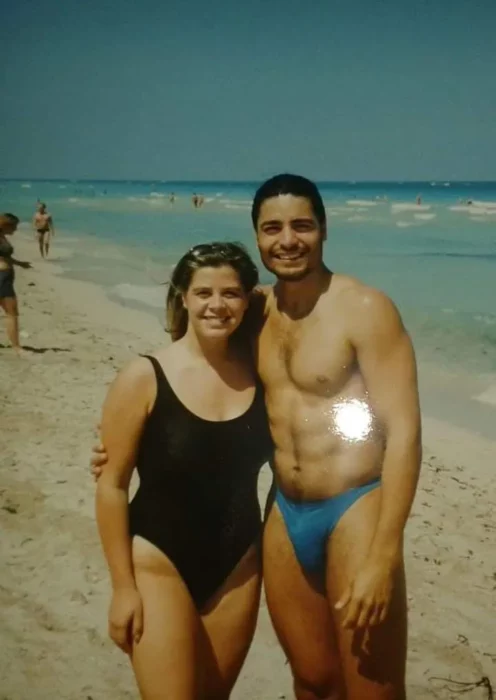 Fotografía de una fanática posando junto a Chayanne con un bikini en color azul en la playa 