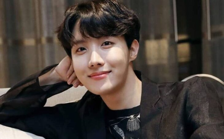 Jung Hoseok posando para una foto recargado en su mano