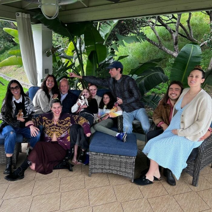 Foto familia de Bruce Willis celebrando su cumpleaños junto a su familia