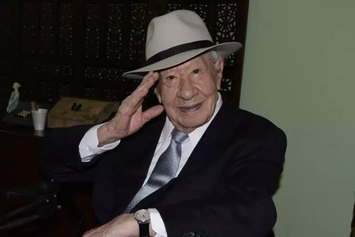 el primer actor Ignacio López Tarso saluda a la cámara viste con traje y sombrero