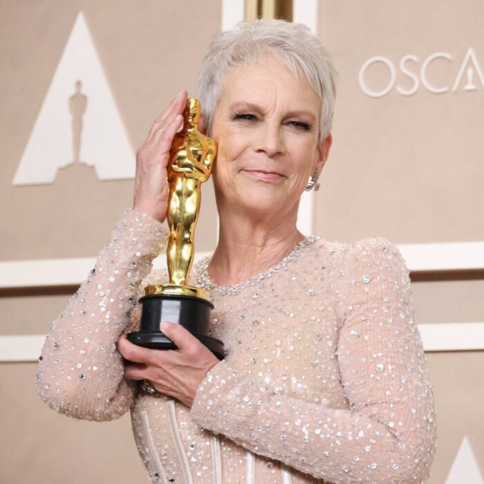 Jamie Lee Curtis cargando su Óscar a Mejor actriz de reparto