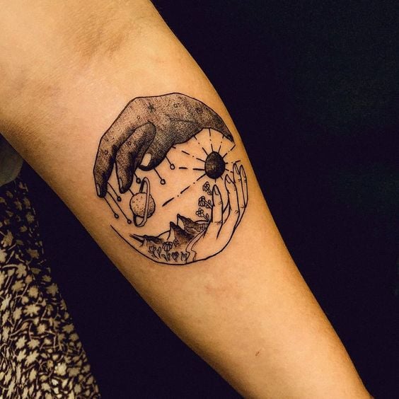 tatuaje yin yang entre las manos