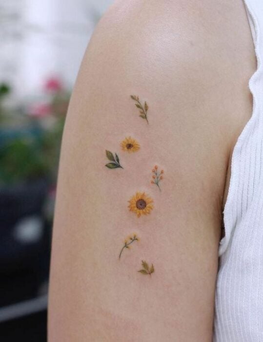 tatuaje de girasoles girly