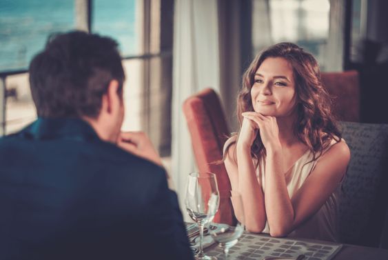 una pareja en un restaurante