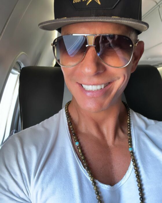 Erik Rubín en avión con lentes y gorra