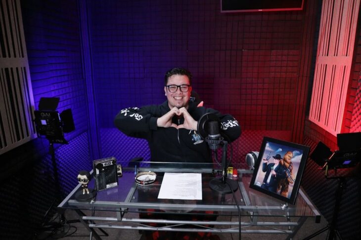 Franco escamilla en estudio de grabación haciendo señal de corazón