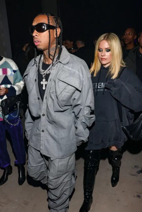 Avril Lavigne y Tyga caminando de la mano en la fiesta Mugler x Hunter Schafer en el marco de la semana de la moda de París