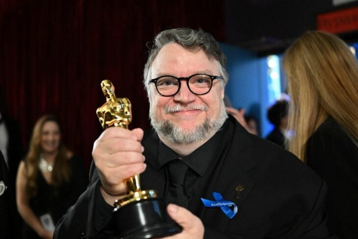 Guillermo del Toro con estatuilla de la academia