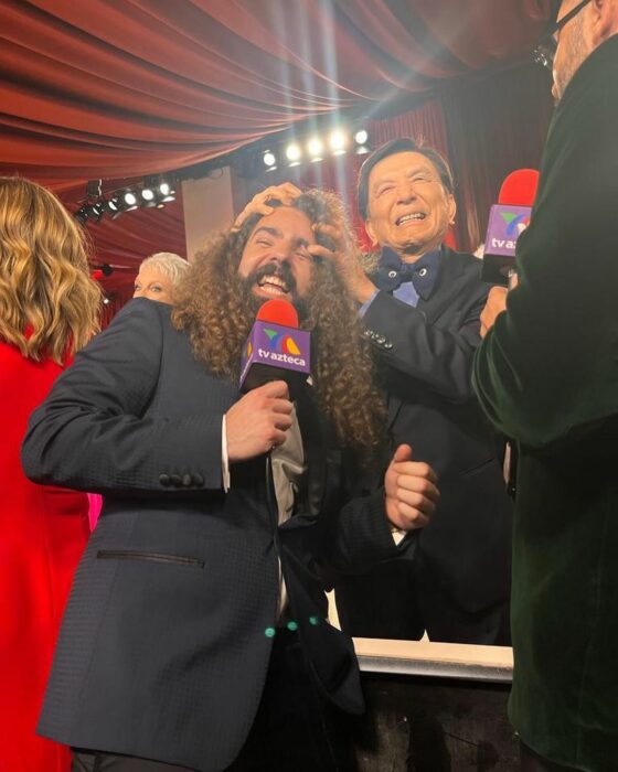 javier en la alfombra roja con celebridades