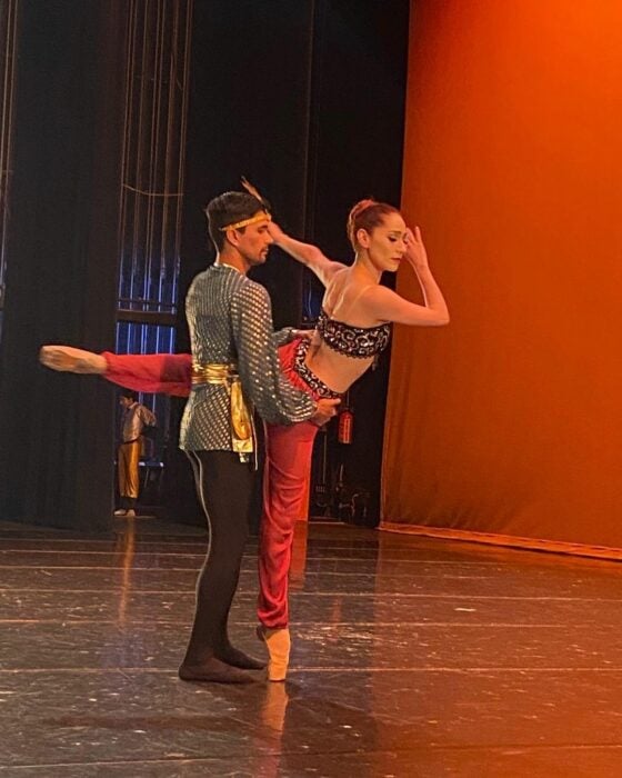 Kory bailarina ensayando con su compañero de ballet