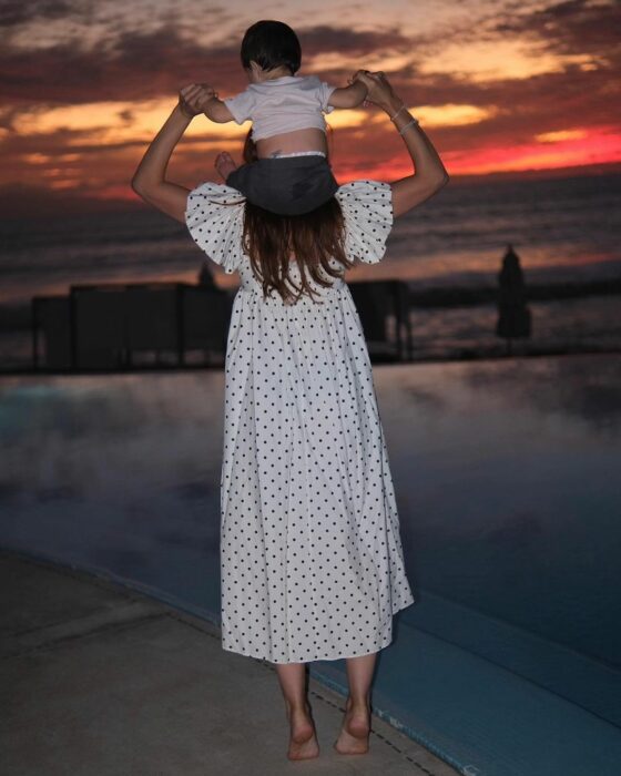 Natalia Tellez with her daughter from behind