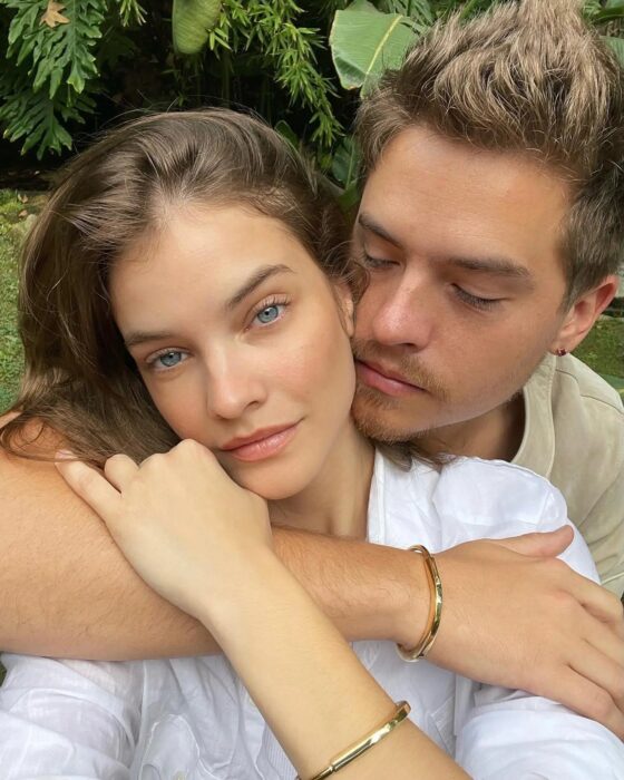 Barbara Palvin y Dylan Sprouse abrazados