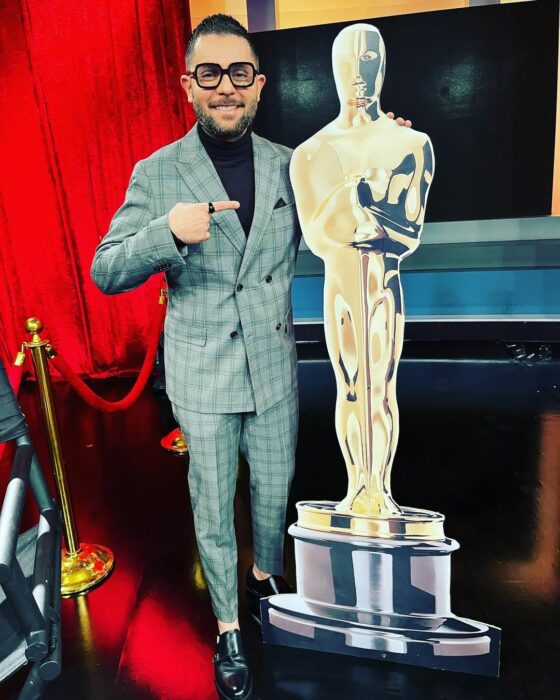 Ricardo Casares with Oscar figure