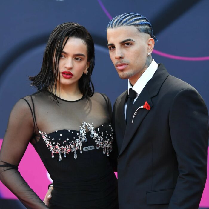 Rosalía y Rauw Alejandro en la alfombra roja de los Grammy 2022