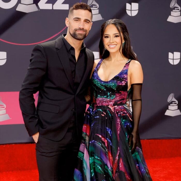 Sebastian Lletget y Becky G abrazados en alfombra roja de los Grammy 
