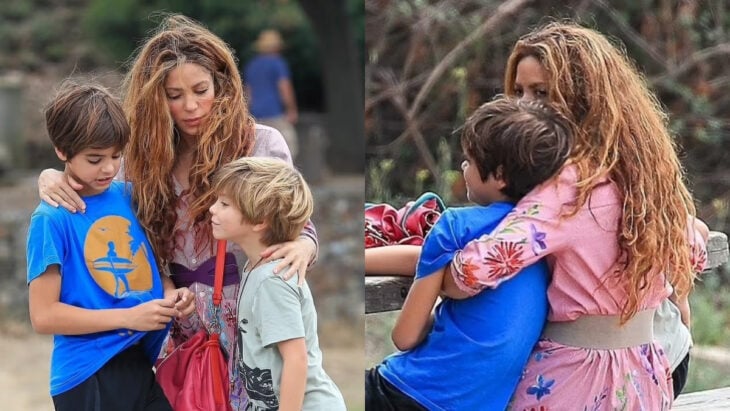 Shakira abrazando a sus hijos en un parque 