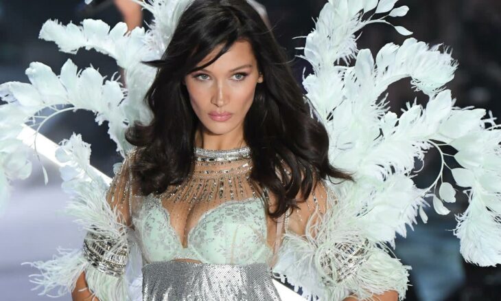 Bella Hadid en uno de los desfiles de Victoria´s Secret lleva lencería en color blanco y un plumaje que simula ser unas alas