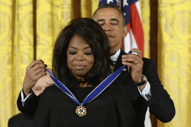 Oprah Winfrey recibiendo un premio del expresidente de los Estados Unidos Barack Obama 