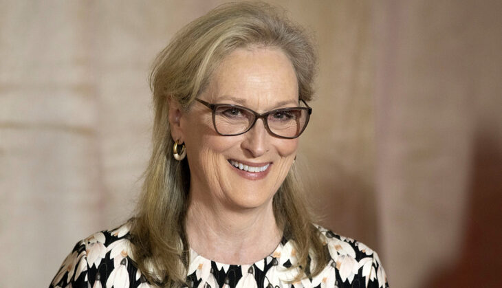Meryl Streep con lentes sonriendo a la cámara