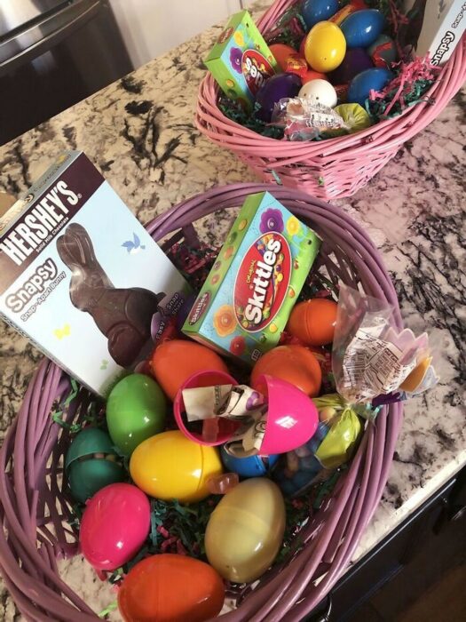 imagen de un par de cestas con dulces y huevos de pascua 