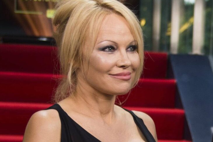 Pamela Anderson en evento de alfombra roja 