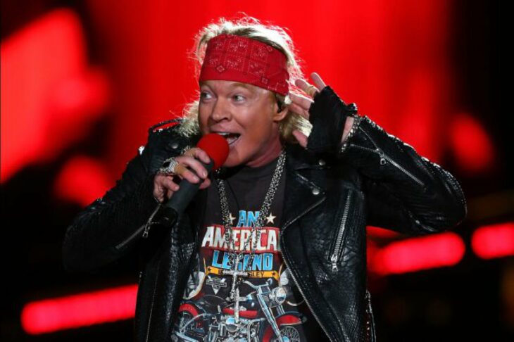 Axl Rose en escenario cantando 