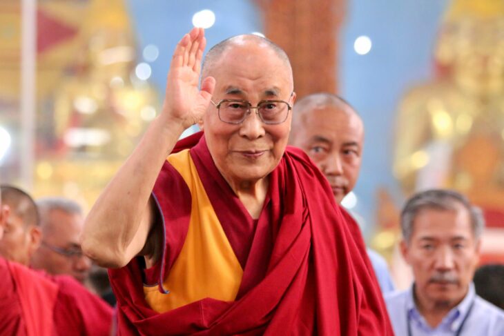 Dalai Lama saludando 