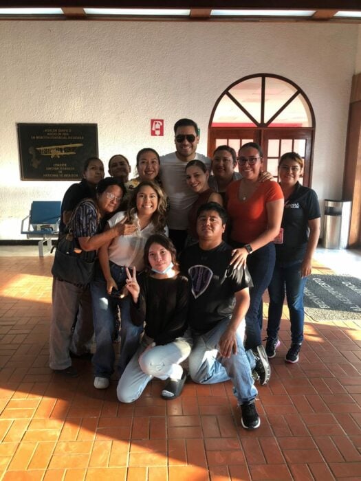 Carlos Rivera en foto grupal con fans que lo recibieron en el aeropuerto de Tampico 