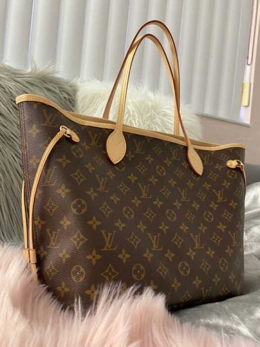 bolso Louis Vuitton en un sofá