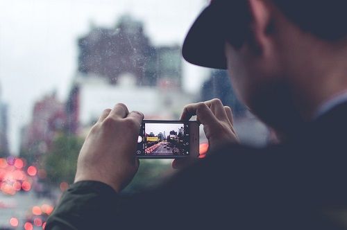 hombre tomando fotos con el celular