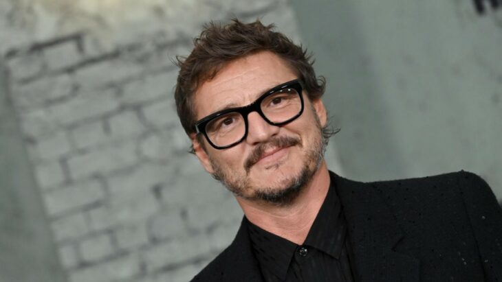 Pedro Pascal sonríe levemente cuando asistió a algún evento lleva anteojos y ropa oscura de vestir