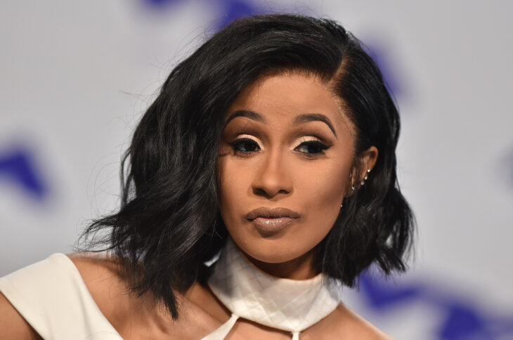 Cardi B posa con actitud retadora lleva maquillaje marcado y el cabello hasta los hombros