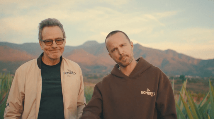 Bryan Cranston y Aaron Paul promocionando su nueva línea de ropa Dos Hombres en una comunidad de Oaxaca ambos llevan prendas de esta marca