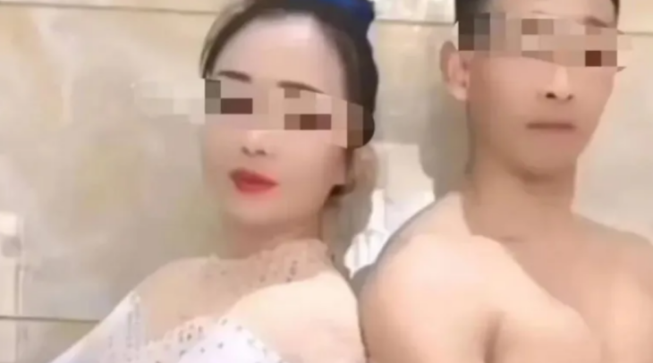 una pareja de acróbatas chinos posan para la cámara
