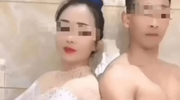 una pareja de acróbatas chinos posan para la cámara