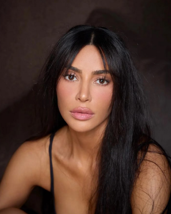 Kim Kardashian luciendo un maquillaje natural posando para la cámara