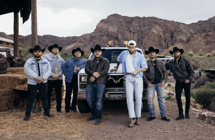 Bad Bunny posando con los integrantes de Grupo Frontera 