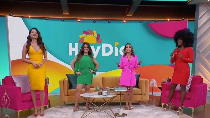 Adamari López, Andrea Meza, Penélope Menchaca en el foro del programa de Telemundo Hoy Día