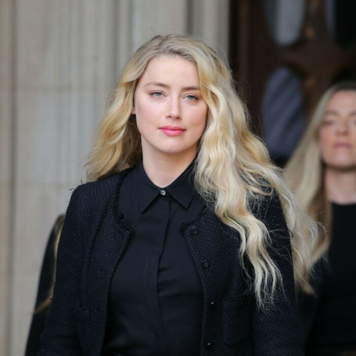 Amber Heard en un lugar público vistiendo de color negro 